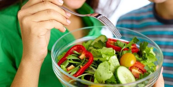 Comer unha ensalada de vexetais cunha dieta sen hidratos de carbono para apagar a sensación de fame
